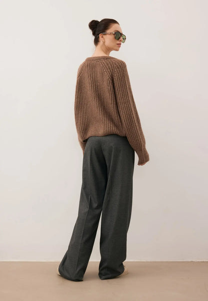 Brązowy sweter z logowanymi guzikami ORNAMY
