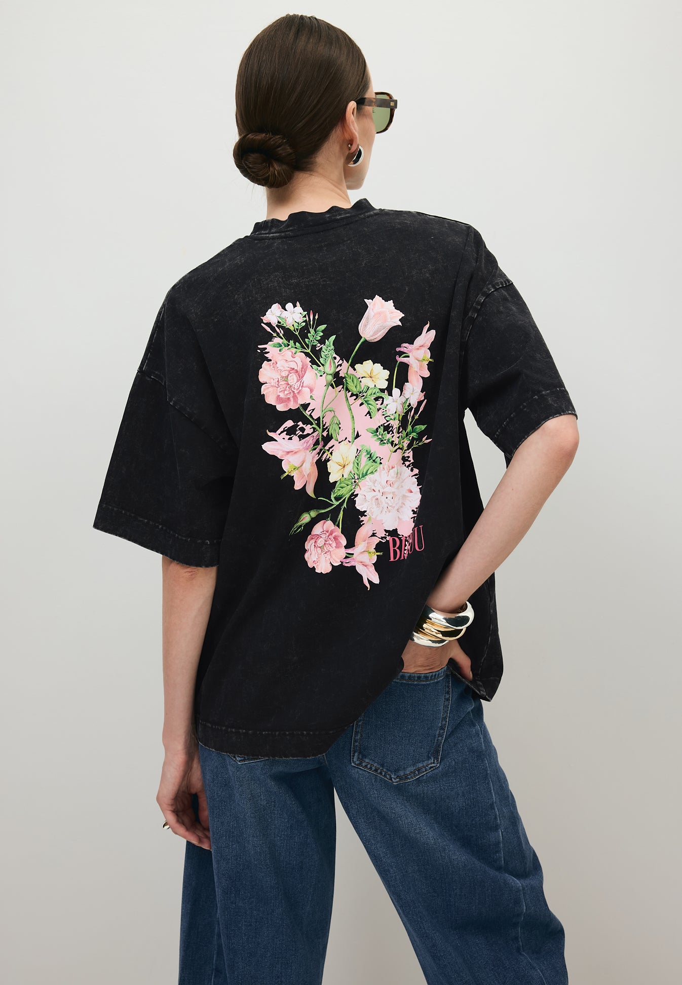 Szary T-shirt oversize z autorską grafiką RIONA