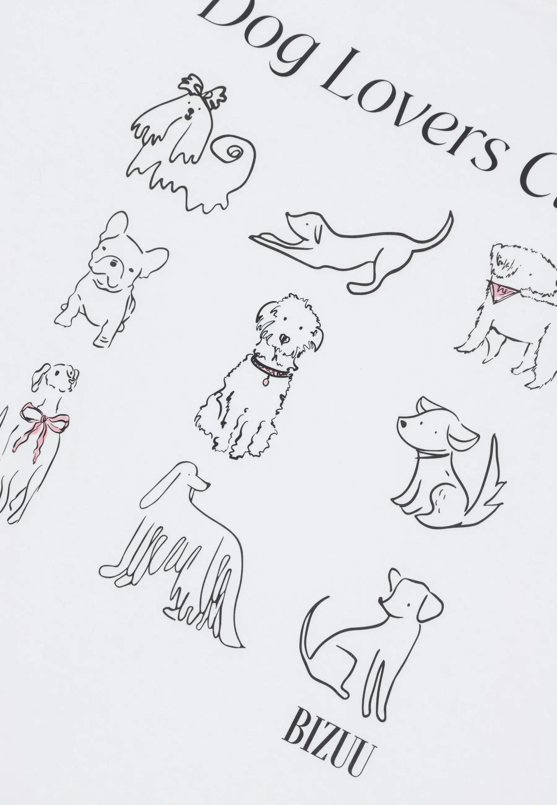 Zbliżenie na nadruk psów i napis "Dog Lovers Club" na białym T-shircie TISHAG.
