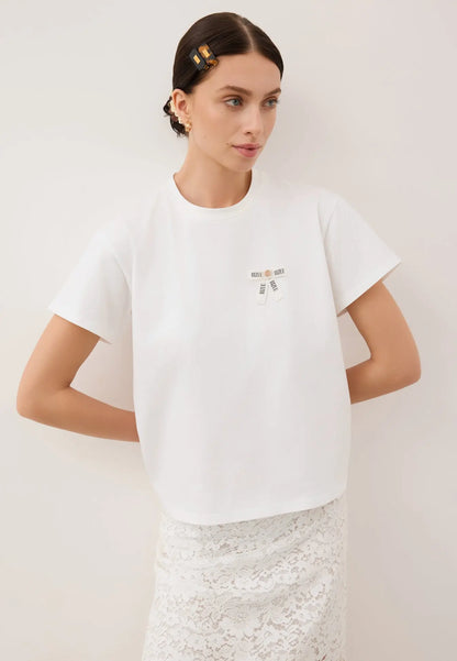 Oversizowy T-shirt z logowaną kokardką TISHALLE kremowy